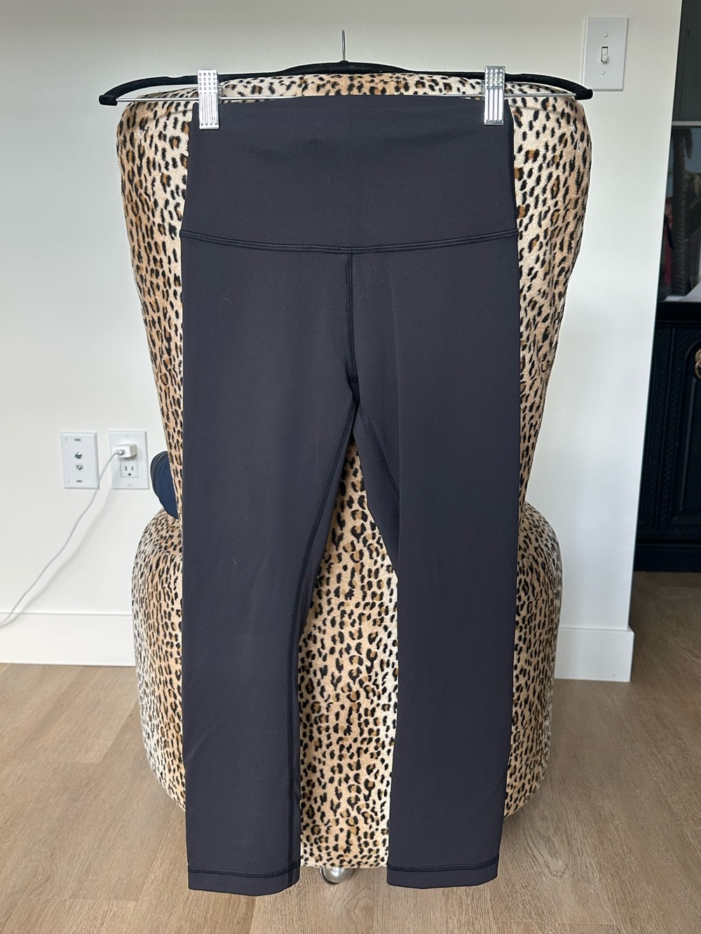 Black Lululemon Wunder Train High-Rise Crop leggings 21"
